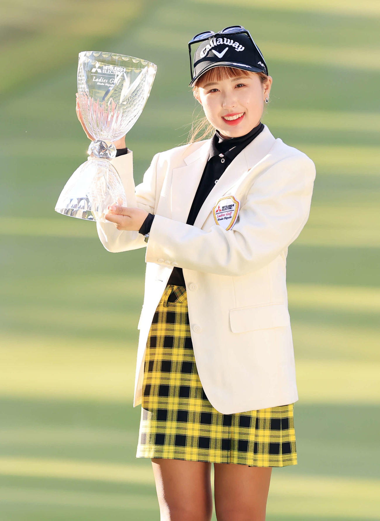 初優勝を決め、優勝杯を手に笑顔を見せるリ・ハナ（撮影・浅見桂子）
