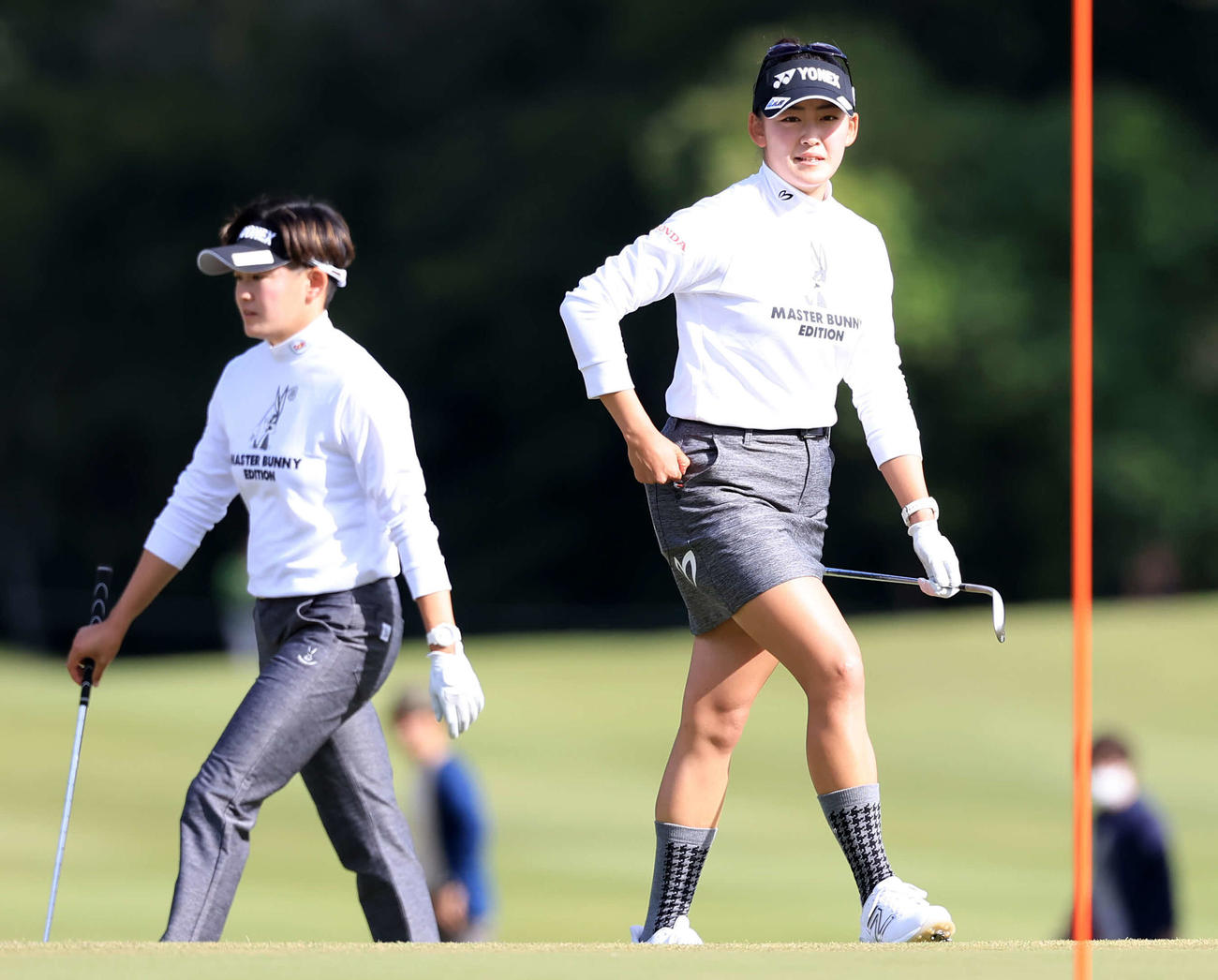 14番、グリーンでラインを見ながらすれ違う岩井千（右）と岩井明（撮影・浅見桂子）