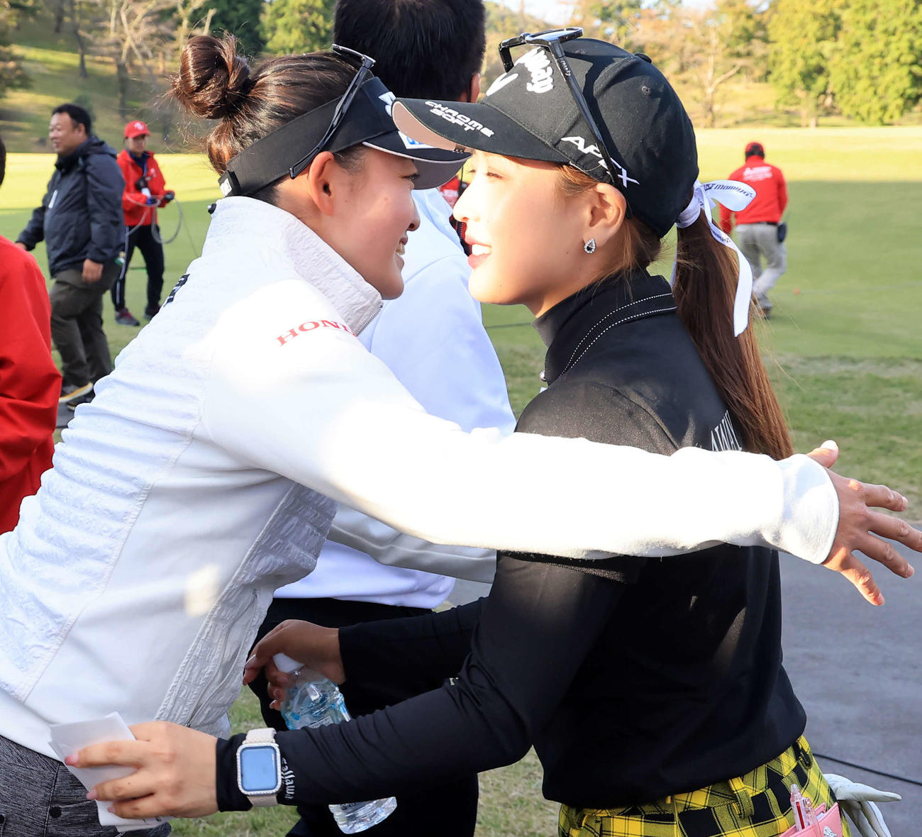 初優勝を決めたリ・ハナ（右）は、岩井千から抱擁の祝福を受ける（撮影・浅見桂子）