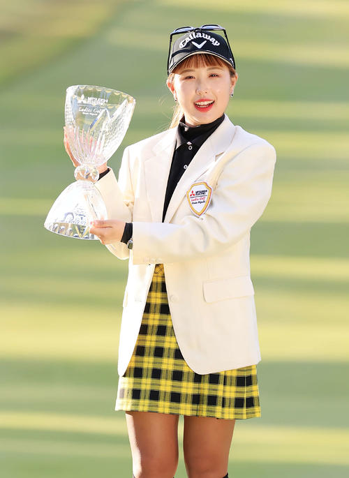 初優勝を決め、優勝杯を手に笑顔を見せるリ・ハナ（撮影・浅見桂子）