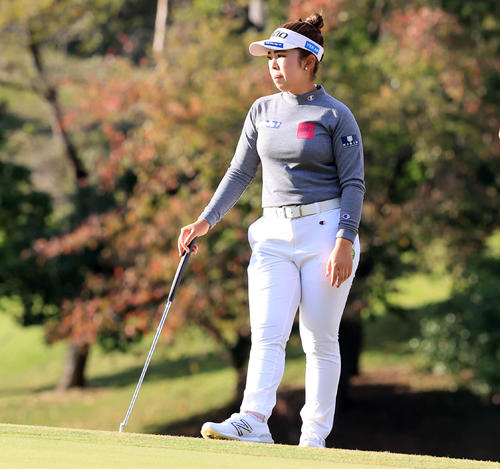 プレーオフ18番、バーディパットを外し悔しそうな山下（撮影・浅見桂子）