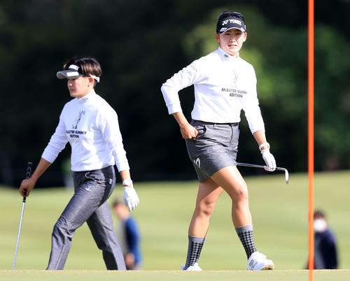14番、グリーンでラインを見ながらすれ違う岩井千（右）と岩井明（撮影・浅見桂子）
