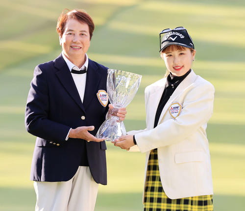 初優勝を決め、優勝杯を手に樋口久子大会名誉会長（左）と記念撮影するリ・ハナ（撮影・浅見桂子）