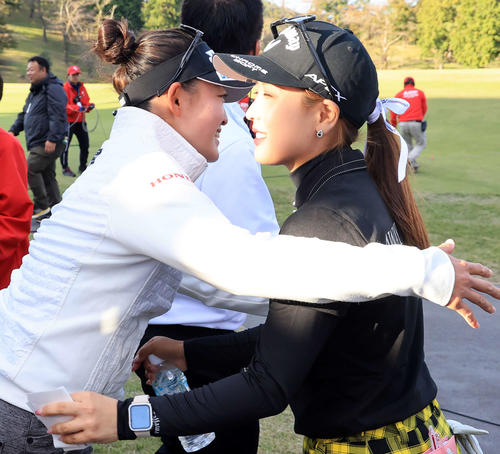 初優勝を決めたリ・ハナ（右）は、岩井千から抱擁の祝福を受ける（撮影・浅見桂子）