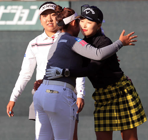 初優勝を決めたリ・ハナ（右）は、山下（左）、仁井〔奥）と健闘を称え合う（撮影・浅見桂子）