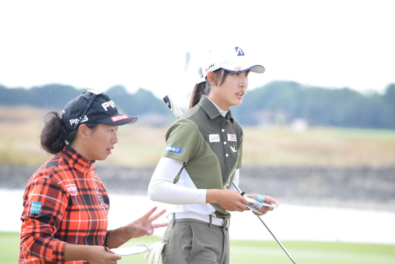 9番でともにバーディーの徳永歩（左）と馬場咲希（撮影・阪口孝志）