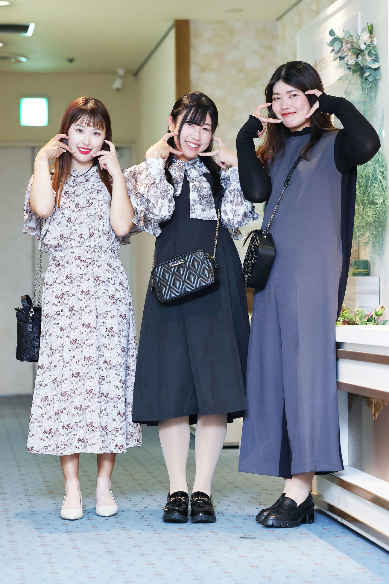 TOTOジャパンクラシック選手歓迎レセプションでドレスアップする、左からリ・ハナ、菅沼、桜井（撮影・河田真司）