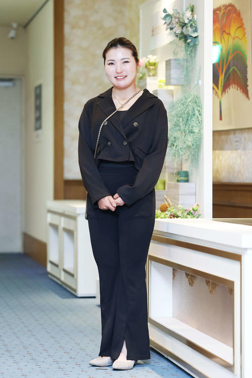 TOTOジャパンクラシック選手歓迎レセプションでドレスアップする高橋（撮影・河田真司）