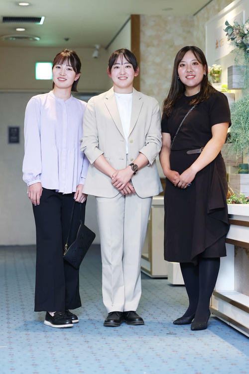 TOTOジャパンクラシック選手歓迎レセプションでドレスアップする、左から蛭田、岩井千、仁井（撮影・河田真司）
