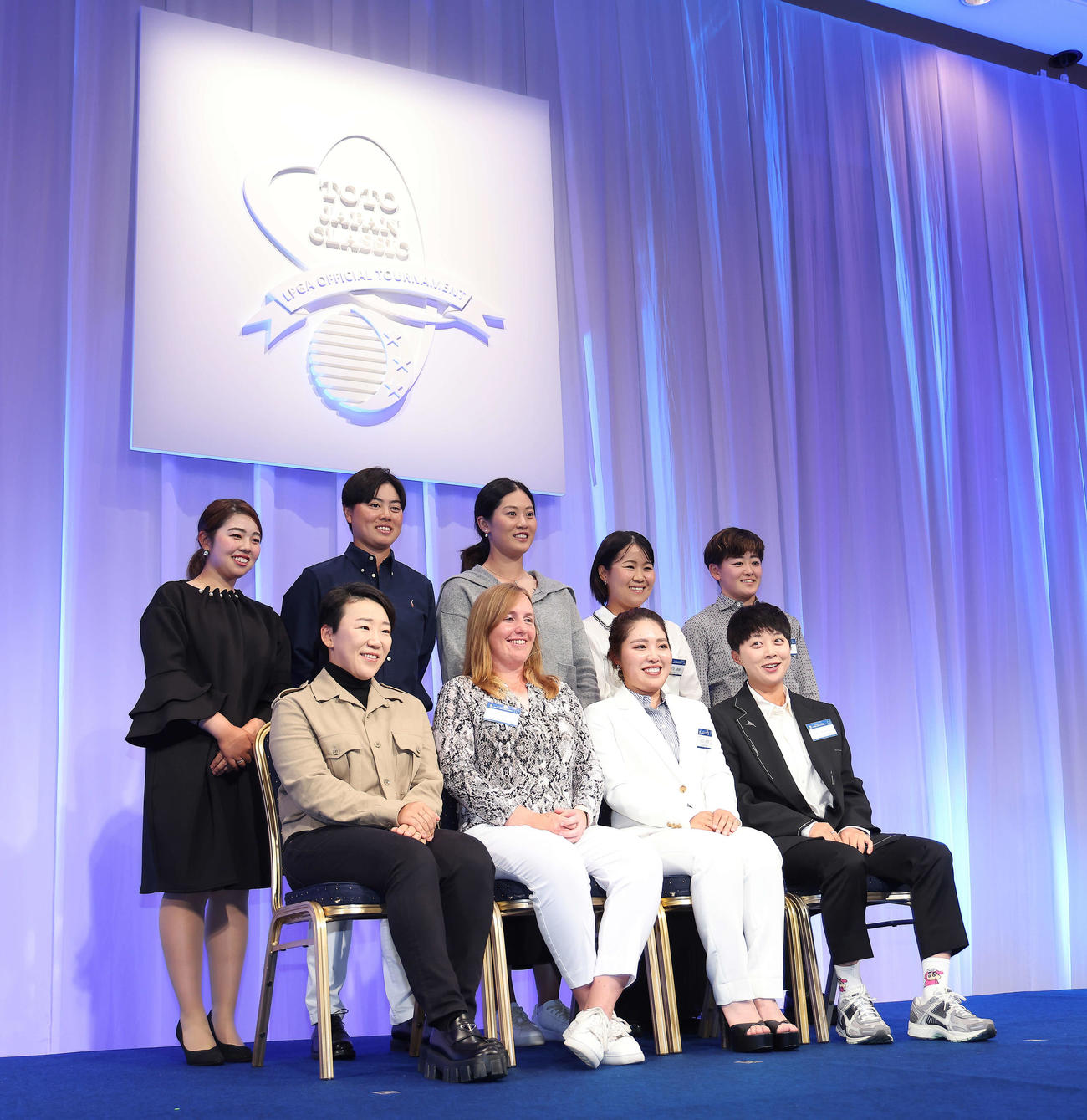 TOTOジャパンクラシック選手歓迎レセプションで写真に納まる、前列左から申ジエ、ジェマ・ドライバーグ、古江、キム・ヒョージュ、後列左から山下、笹生、リン・ジーユウ、畑岡、岩井明（撮影・河田真司）
