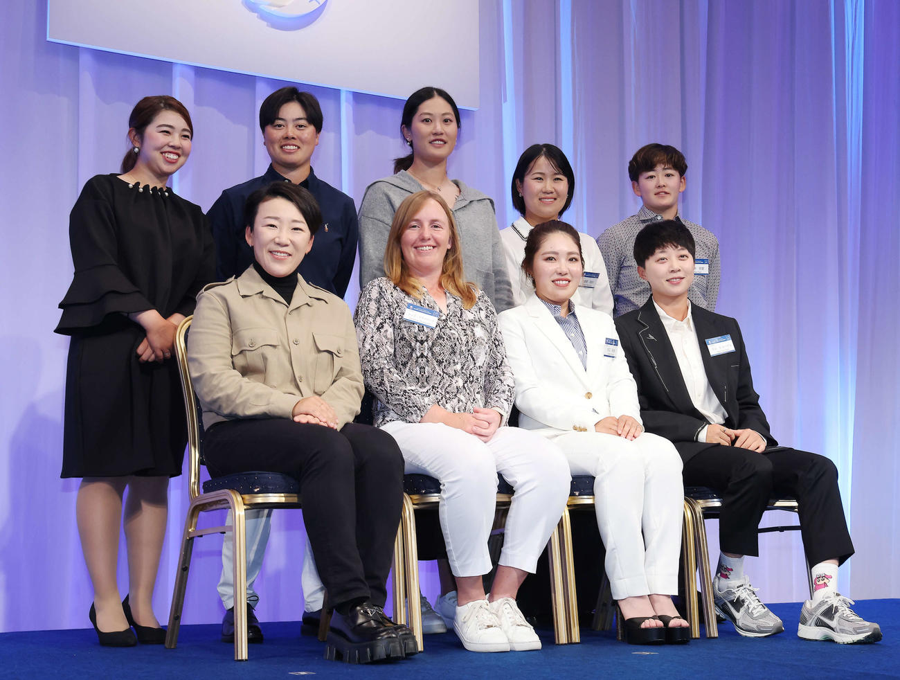 TOTOジャパンクラシック選手歓迎レセプションで写真に納まる、前列左から申ジエ、ジェマ・ドライバーグ、古江、キム・ヒョージュ、後列左から山下、笹生、リン・ジーユウ、畑岡、岩井明（撮影・河田真司）