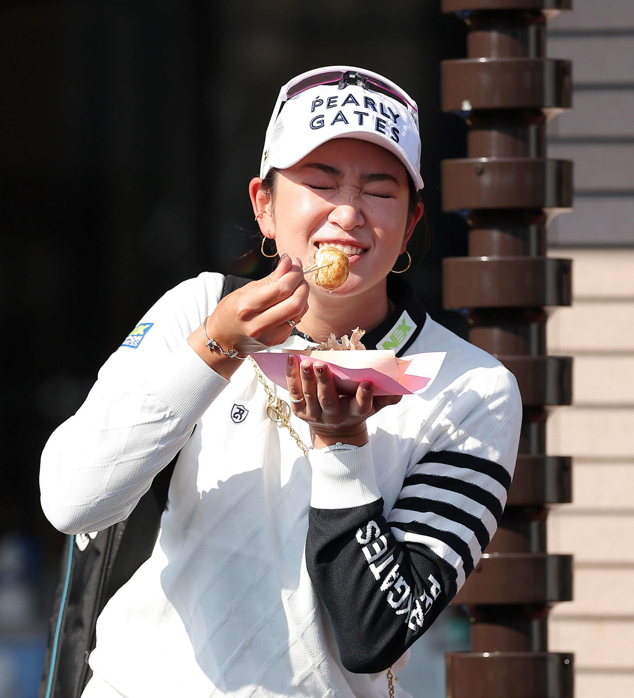 たこ焼きを手に笑顔を見せる原（撮影・河田真司）