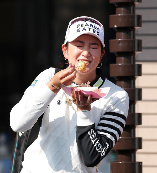 たこ焼きを手に笑顔を見せる原（撮影・河田真司）