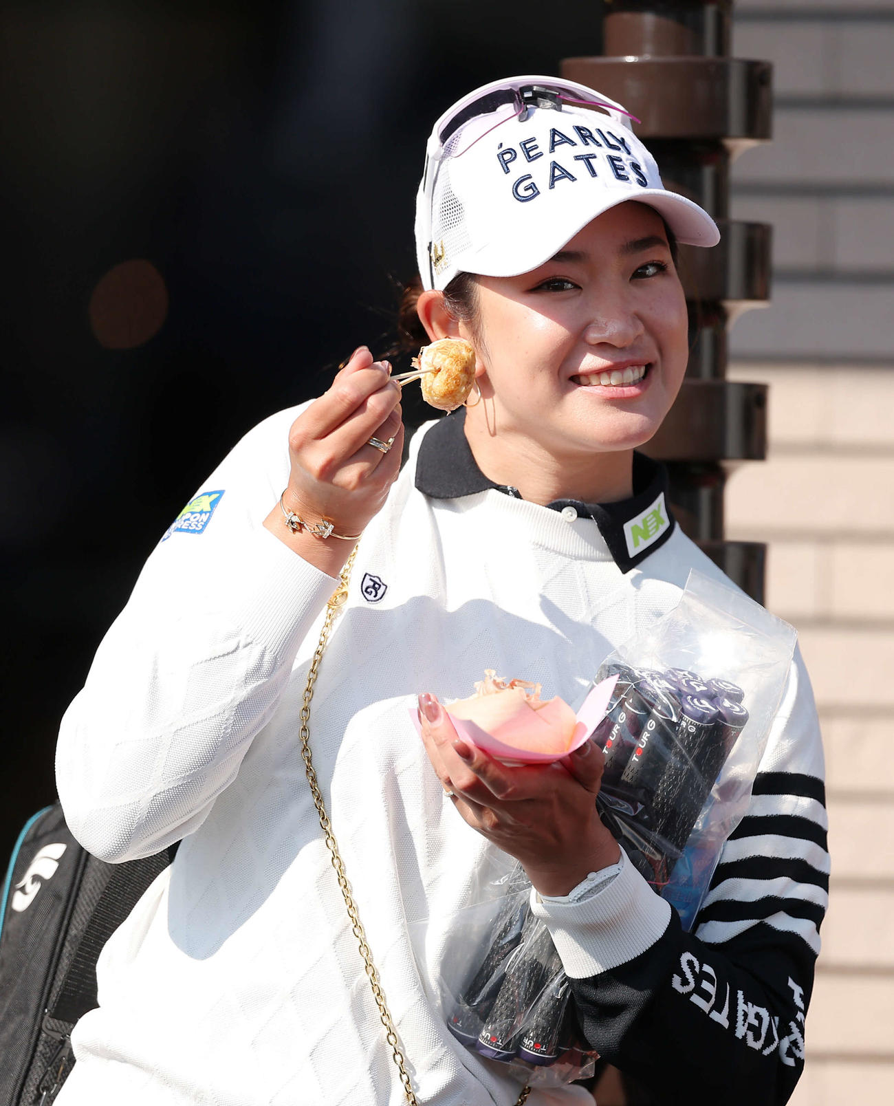 たこ焼きを手に笑顔を見せる原（撮影・河田真司）