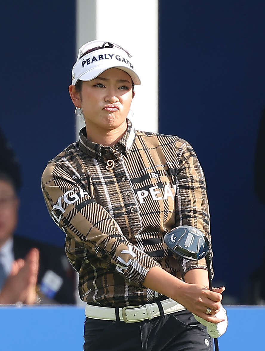 1番、ティーショットを放つ原英莉花（撮影・河田真司）