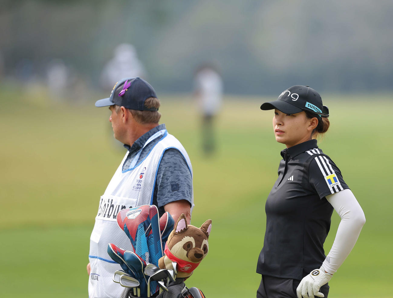 2番、グリーンの方向を見つめる渋野日向子（撮影・河田真司）