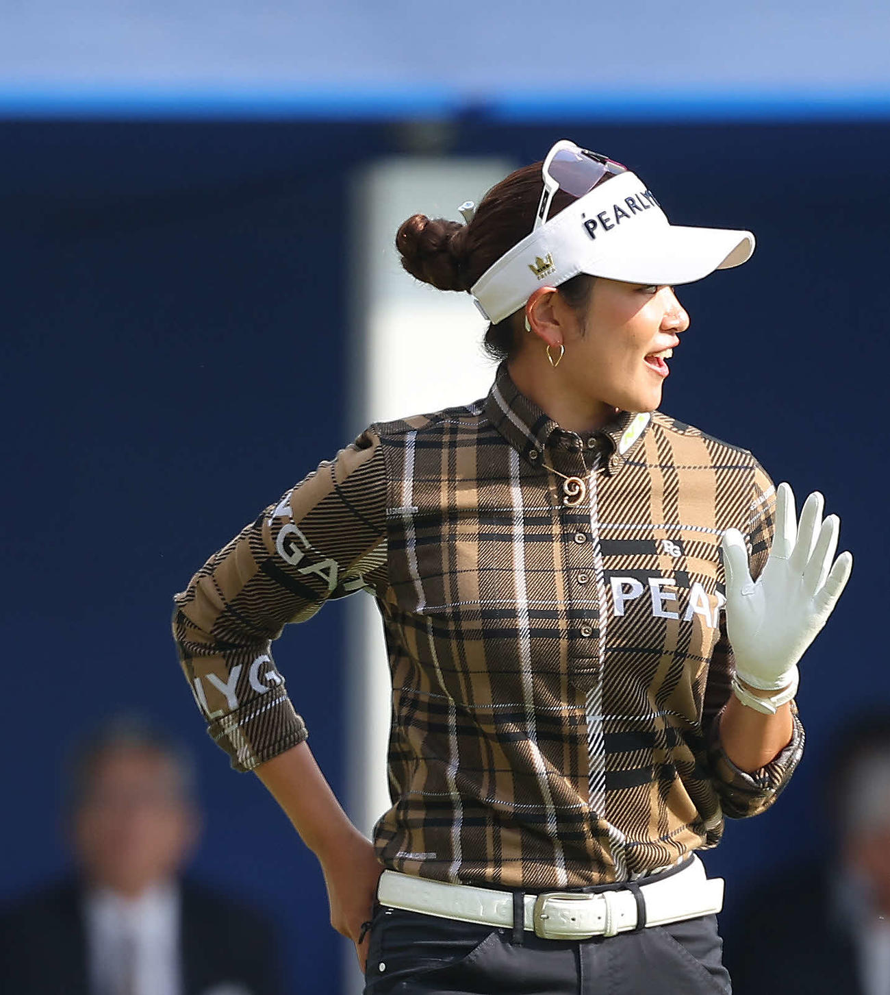 1番、ティーショットを放ち移動する原英莉花（撮影・河田真司）