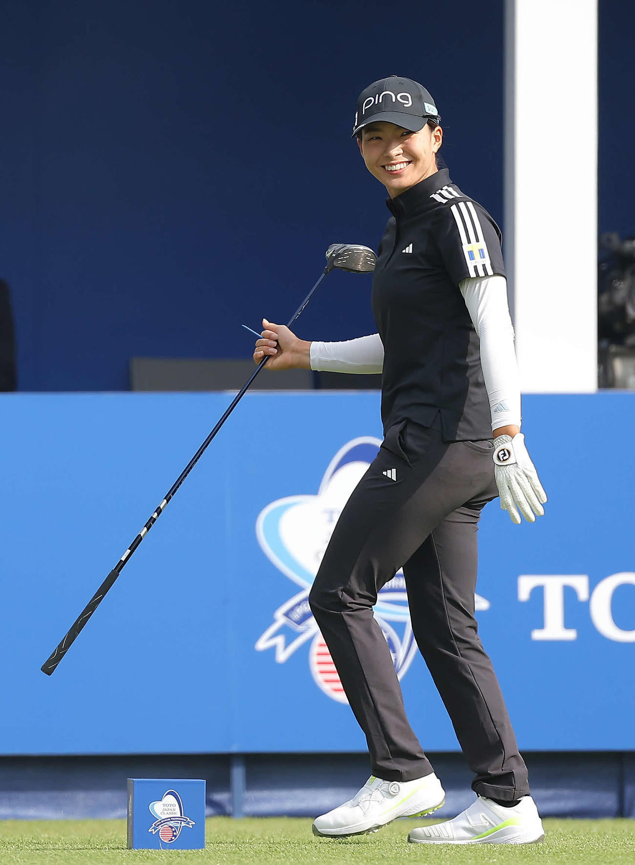 1番、ティーショットを放ち笑顔を見せる渋野日向子（撮影・河田真司）