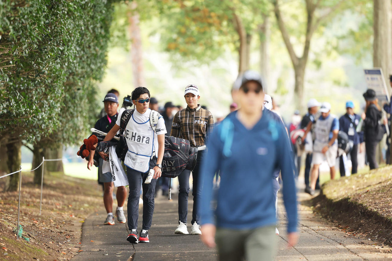 2番から3番に移動する原英莉花（中央）（撮影・河田真司）