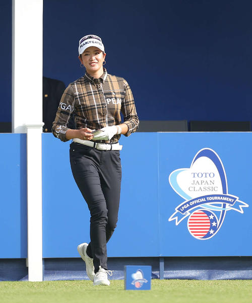 1番、ティーショットを放ち移動する原英莉花（撮影・河田真司）