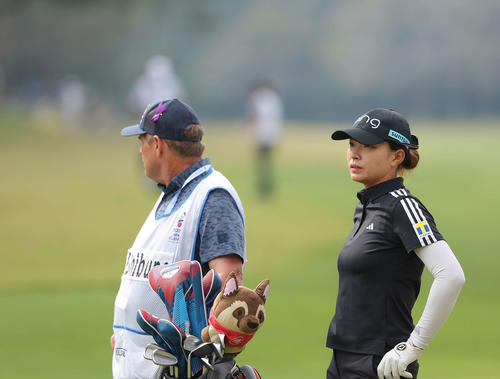 2番、グリーンの方向を見つめる渋野日向子（撮影・河田真司）