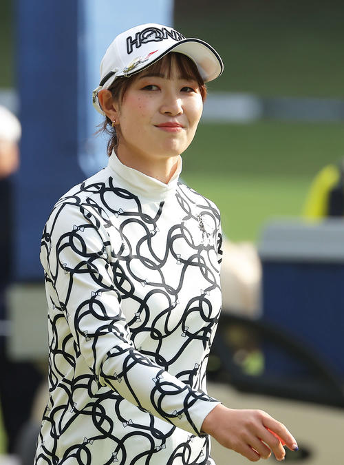 1番、ティーショットを放ち移動する蛭田みな美（撮影・河田真司）