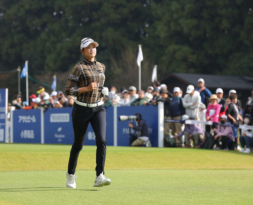 1番、ティーショットを放ち走って移動する原英莉花（撮影・河田真司）