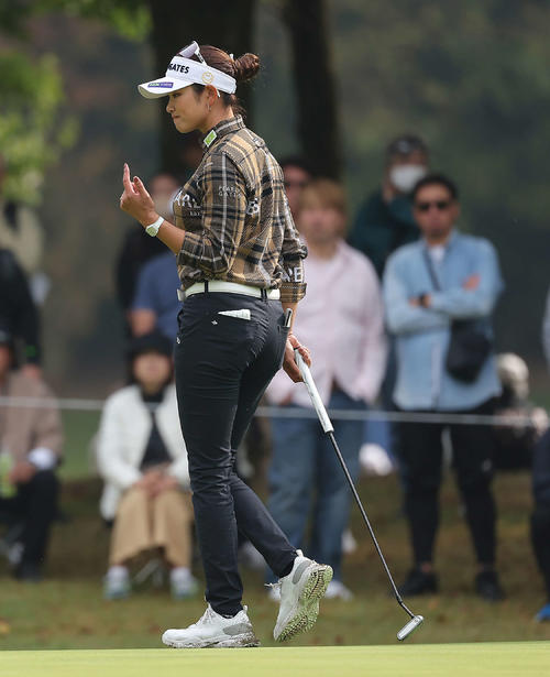 2番、移動する原英莉花（撮影・河田真司）