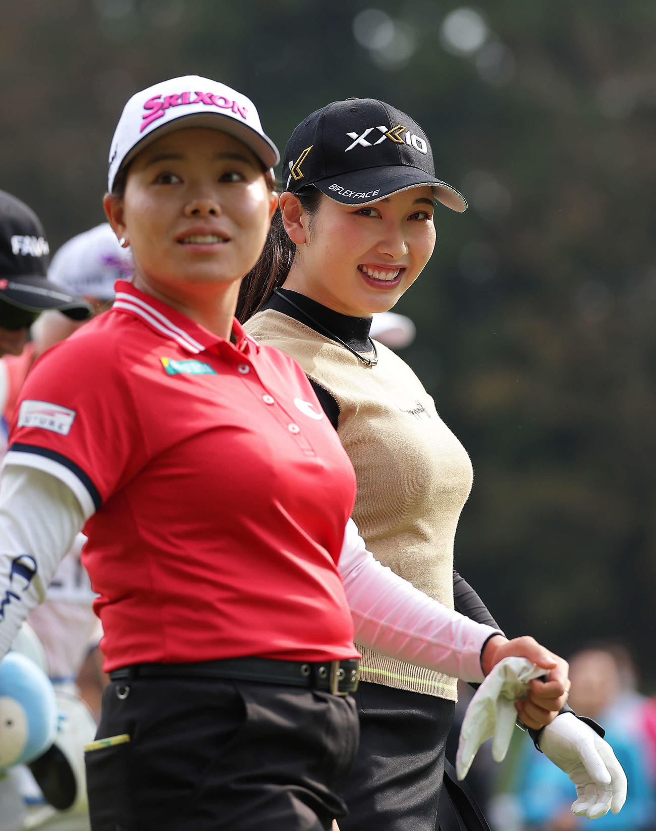1番、笑顔で移動する勝みなみ（手前）と小祝さくら（撮影・河田真司）