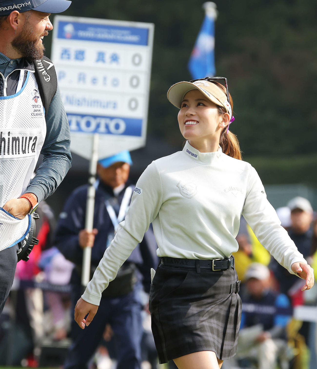 1番、笑顔で移動する西村優菜（撮影・河田真司）