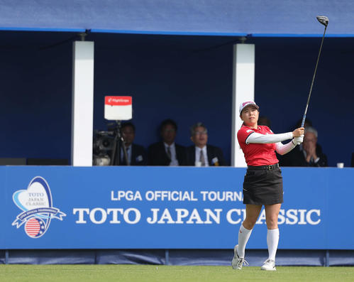 1番、ティーショットを放つ勝みなみ（撮影・河田真司）