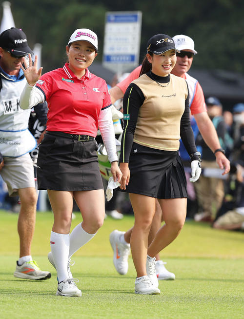 1番、笑顔で移動する勝みなみ（左）と小祝さくら（撮影・河田真司）