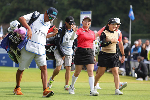 1番、笑顔で移動する勝みなみ（中央）と小祝さくら（撮影・河田真司）