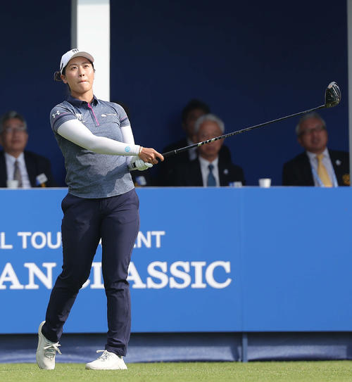 1番、ティーショットを放つリン・ジーユウ（撮影・河田真司）
