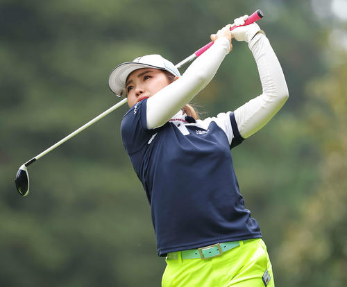 3番、ティーショットを放つ古江彩佳（撮影・河田真司）