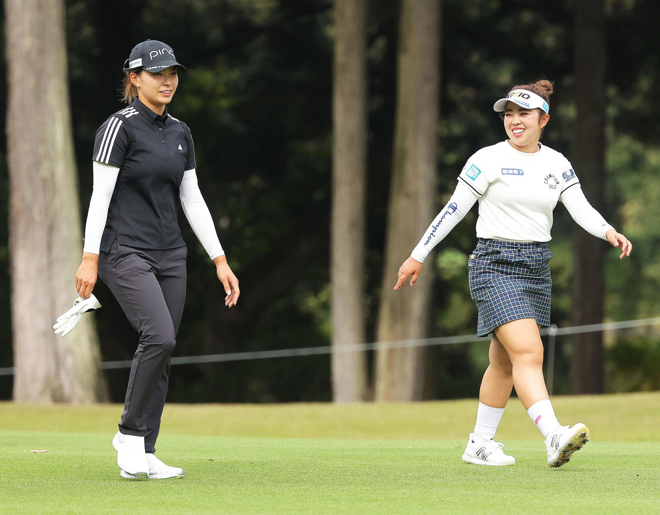 12番、言葉を交わしながら移動する渋野日向子（左）と山下美夢有（撮影・河田真司）