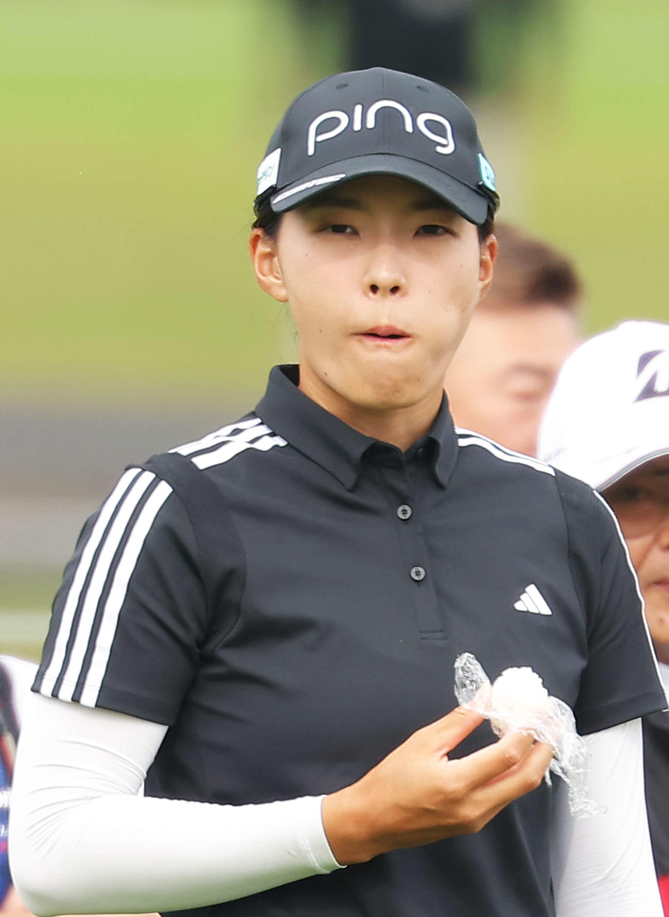 12番、おにぎりを食べる渋野（撮影・河田真司）
