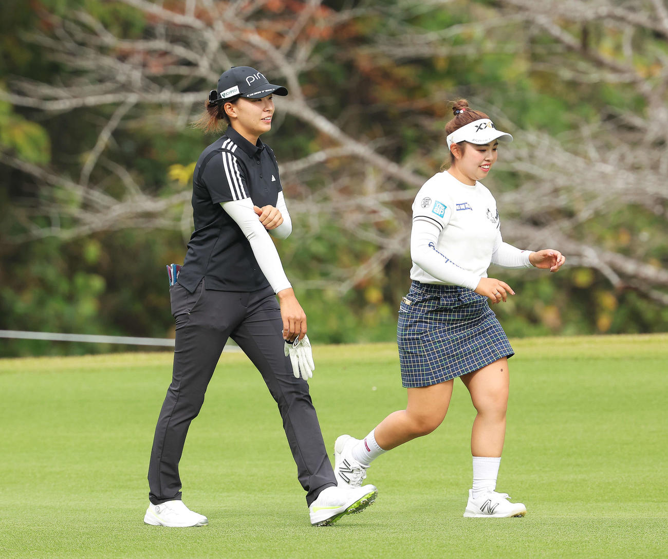 12番、言葉を交わしながら移動する渋野（左）と山下（撮影・河田真司）