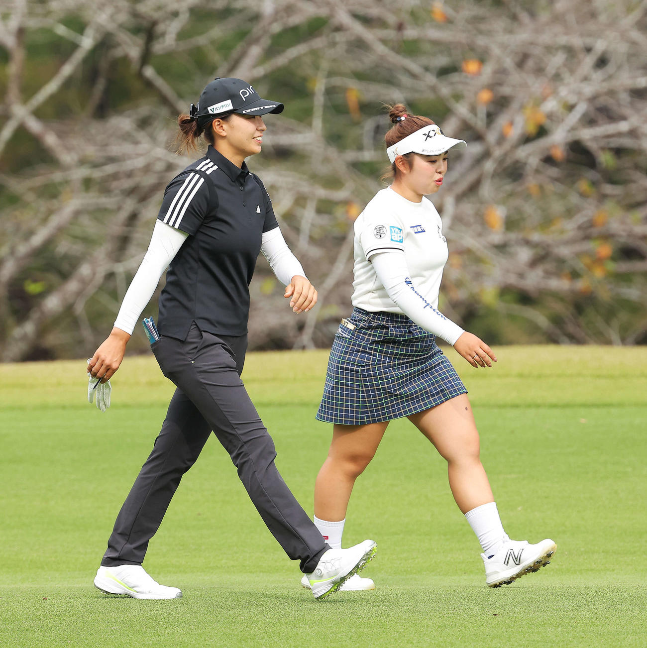 12番、言葉を交わしながら移動する渋野（左）と山下（撮影・河田真司）