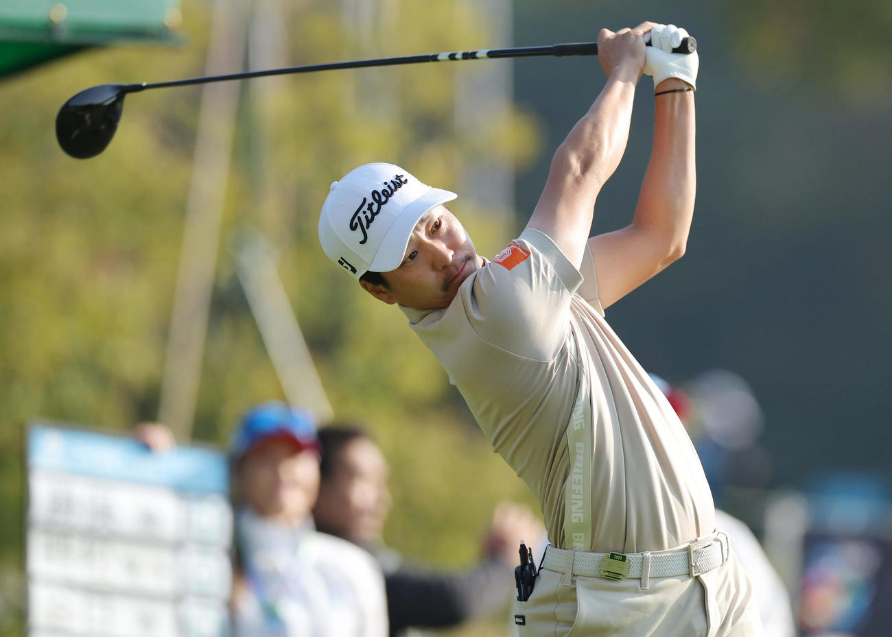 1番、ティーショットを放つ勝俣（撮影・前田充）