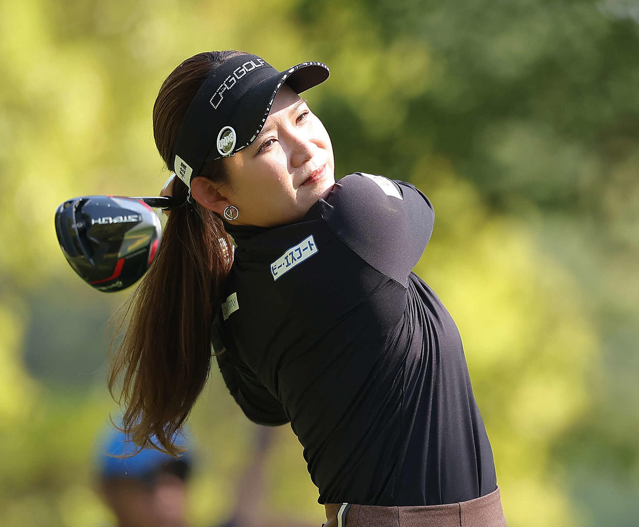 4番、ティーショットを放つ吉本（撮影・河田真司）
