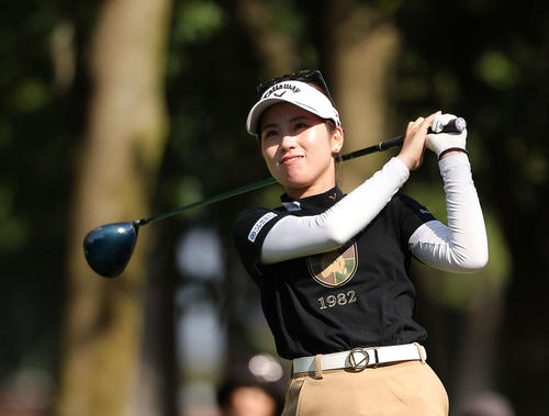 4番、ティーショットを放つ西村（撮影・河田真司）