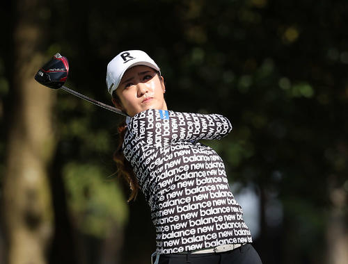 4番、ティーショットを放つ稲見（撮影・河田真司）