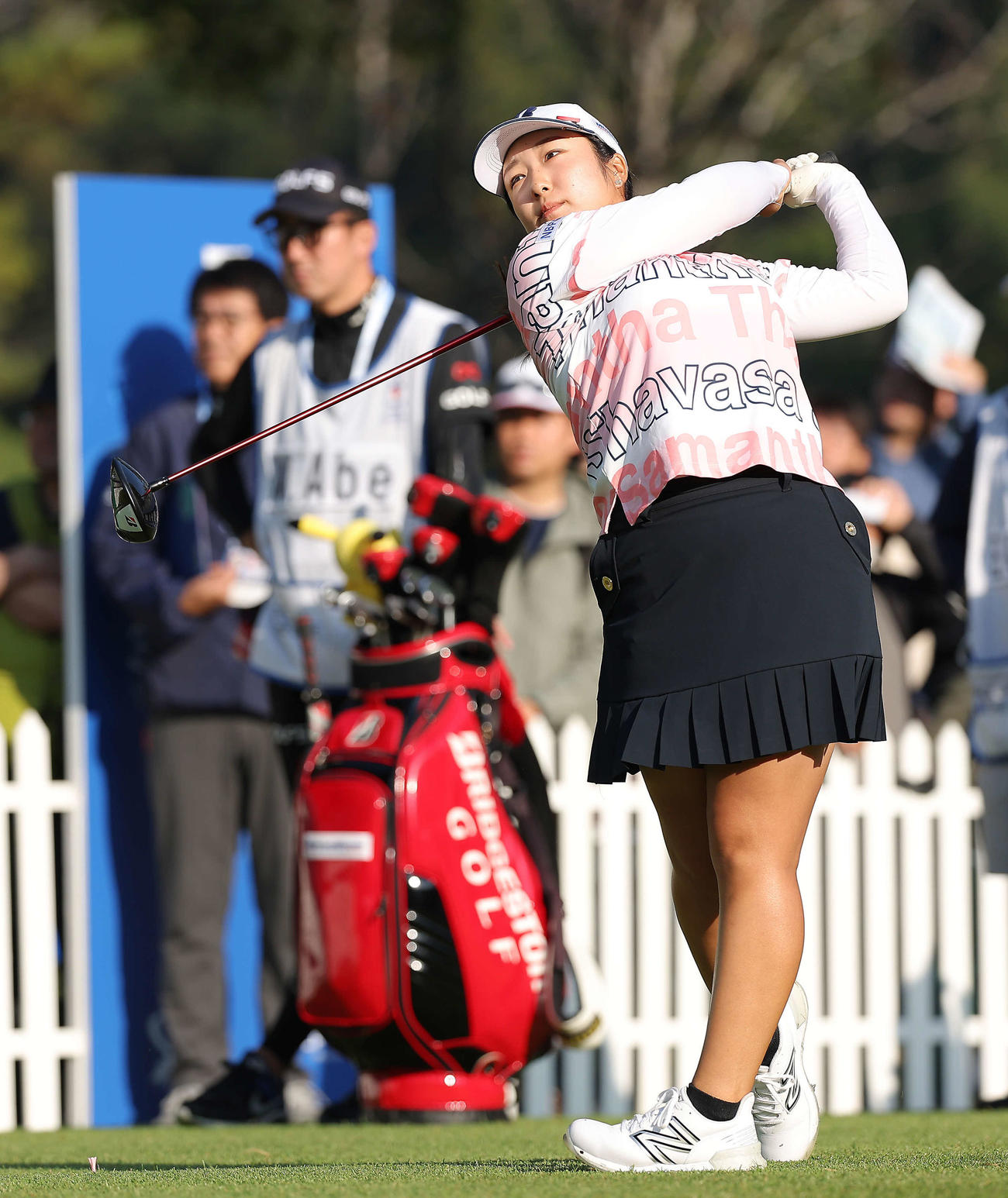 1番、ティーショットを放つ阿部（撮影・河田真司）