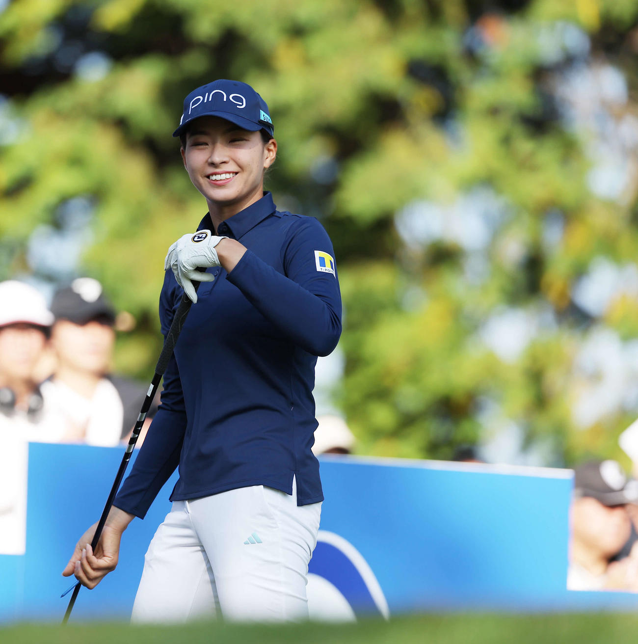 10番、ティーショットを放ち笑顔を見せる渋野（撮影・河田真司）