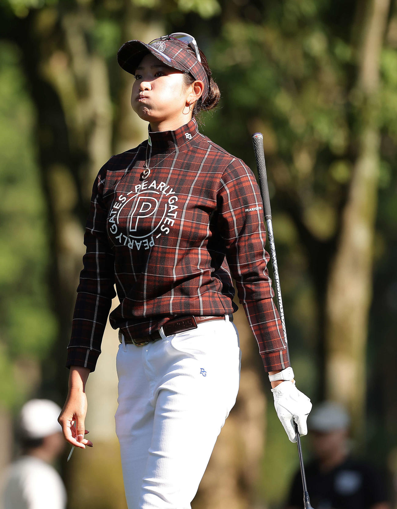 4番、ティーショットを放ち移動する原（撮影・河田真司）