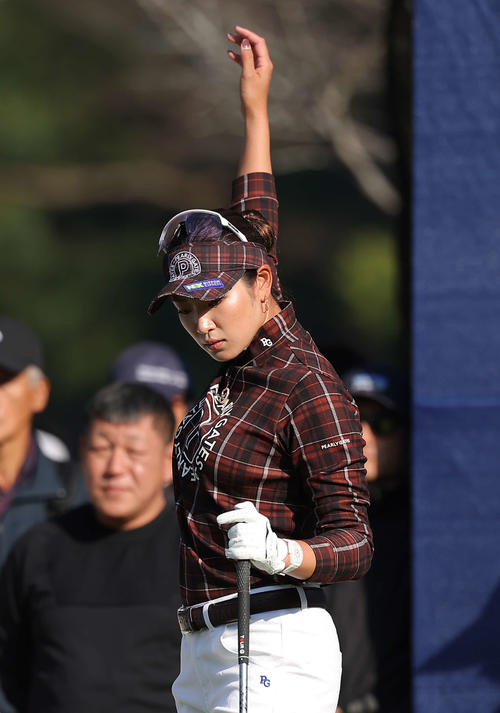 1番、ストレッチする原（撮影・河田真司）