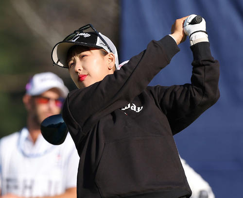 1番、ティーショットを放つリ・ハナ（撮影・河田真司）