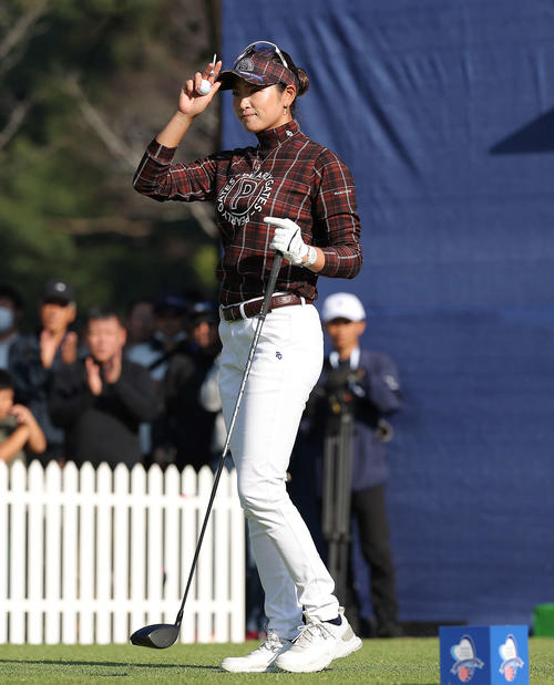 1番、ティーショットに臨む原（撮影・河田真司）