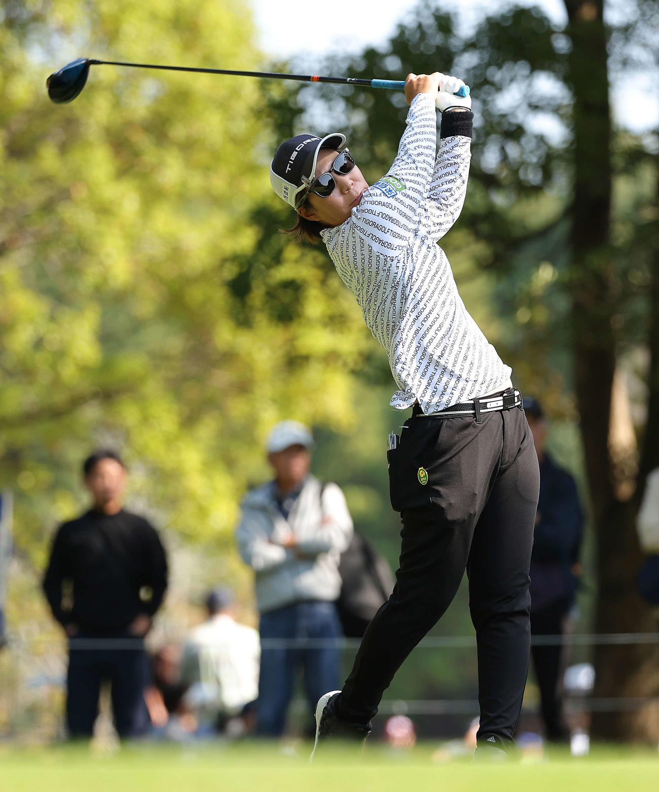 4番、ティーショットを放つ穴井詩（撮影・河田真司）